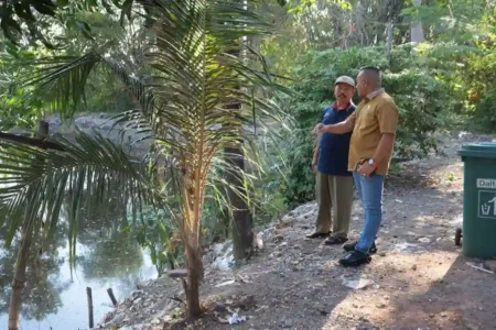 Ketua Komisi A DPRD Surabaya Yona Bagus Widyatmoko saat mengujugi pembangunan plengsengan di kawasan Punden Telogo Sepat, Kelurahan Lidah Kulon, Kecamatan Lakarsantri.