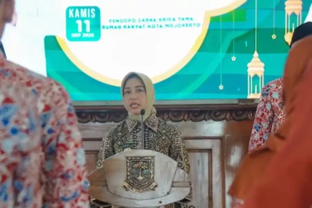 Wali Kota Mojokerto Ika Puspitasari saat melepas 44 kafilah MTQ ke Jember untuk MTQ Jawa Timur ke-31, pesan jaga kesehatan dan perkuat hafalan.