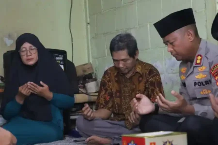 Kapolres Mojokerto AKBP Ihram Kustarto melayat ke rumah duka korban mutilasi di Pacet