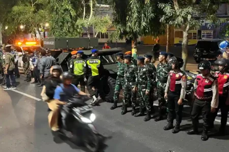 Polres Madiun Kota gelar patroli gabungan skala besar bersama TNI, Pemda, dan perguruan silat untuk jaga keamanan dan ketertiban masyarakat.