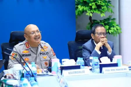 Komjen Pol Prof. Dr. Chryshnanda Dwilaksana dan Prof. Dr. Mahfud MD