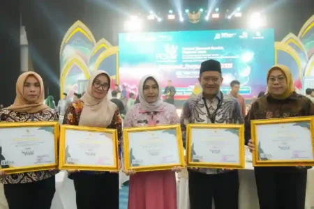 Bikin Bangga, Kota Mojokerto Sabet Juara Umum Syariah Awards Jatim 2025 Kota Mojokerto raih Juara Umum Syariah Awards Jawa Timur 2025 berkat prestasi di empat kategori utama ekonomi syariah.
