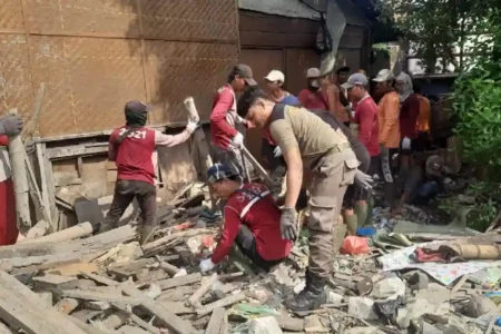 Pemkot Surabaya bersihkan Sungai Kalianak, angkut 10 truk sampah. Langkah ini bagian dari program normalisasi untuk cegah banjir.