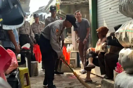 Siswa Diktukba Polri SPN Polda Jatim bersihkan pasar dan masjid di Mojokerto, serahkan sembako, tuai pujian warga karena sikap humanis.