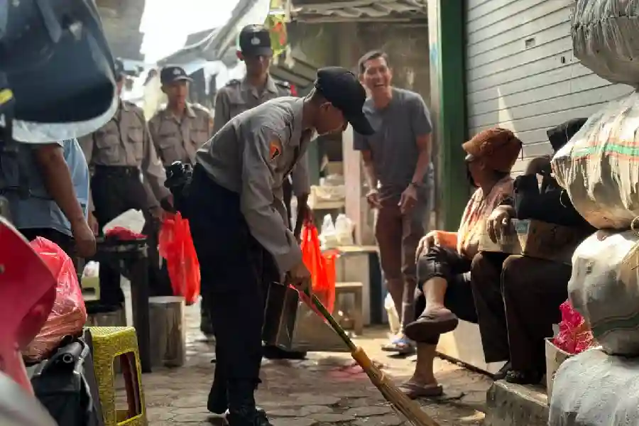 Aksi Humanis Siswa Diktukba Polri SPN Polda Jatim di Mojokerto: Bersihkan Pasar dan Bagi Sembako Siswa Diktukba Polri SPN Polda Jatim bersihkan pasar dan masjid di Mojokerto, serahkan sembako, tuai pujian warga karena sikap humanis.