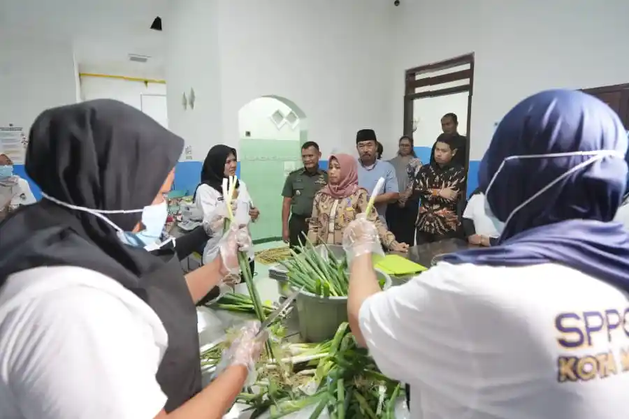Ning Ita Resmikan SPPG Meri 439, Perluas Layanan Makan Bergizi Gratis di Kota Mojokerto Wali Kota Mojokerto Ning Ita resmikan SPPG Meri 439 untuk perluas layanan makan bergizi gratis bagi ribuan siswa demi wujudkan generasi emas 2045.