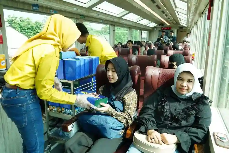 KAI Wisata Kembalikan Operasional Kereta Panoramic di Rangkaian Priority Petugas sedang memberikan pelayanan pada penumpang KA Panoramic