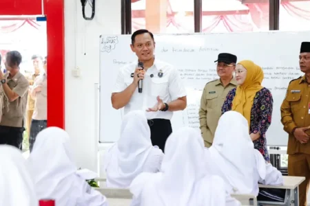 Menko AHY meninjau Sekolah Rakyat di Bengkulu untuk memastikan akses pendidikan berkualitas bagi anak dari keluarga kurang mampu.