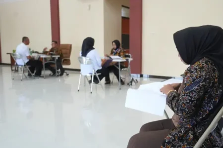 Wali Kota Mojokerto, Ika Puspitasari, tinjau Ujian Dinas dan Kenaikan Pangkat ASN untuk tingkatkan kualitas dan kompetensi sumber daya aparatur.