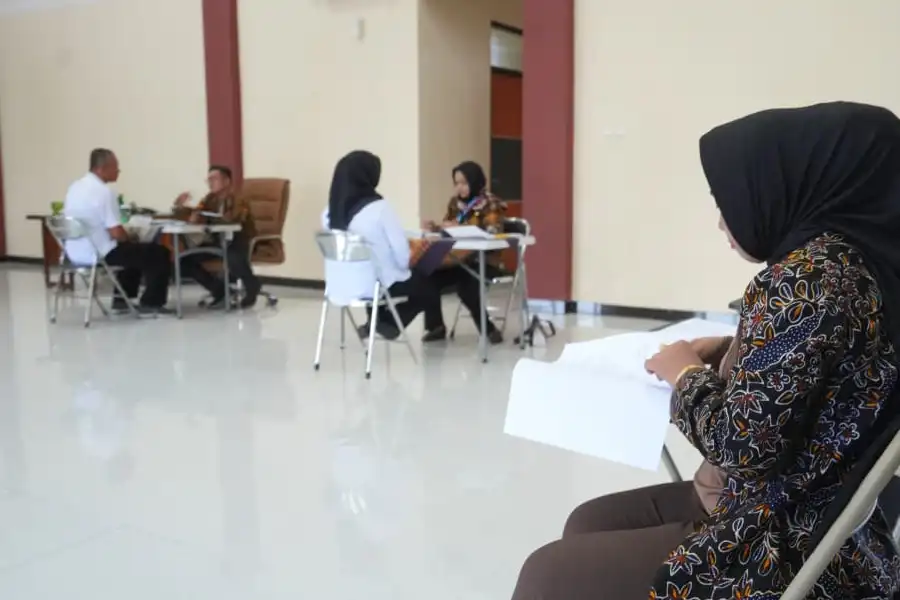 Wali Kota Mojokerto, Ika Puspitasari, tinjau Ujian Dinas dan Kenaikan Pangkat ASN untuk tingkatkan kualitas dan kompetensi sumber daya aparatur.
