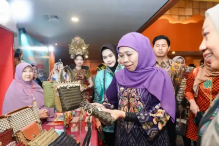 Misi dagang Jawa Timur di Kalimantan Selatan mencatat transaksi Rp1,66 triliun, tertinggi sejak 2019. Khofifah sebut Jatim motor ekonomi nasional.