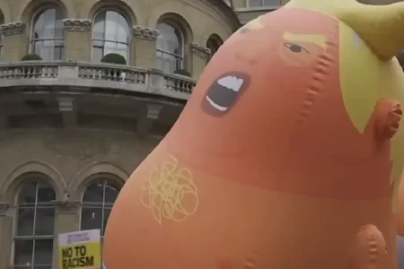Balon udara dengan wajah Trump menghiasi aksi ujuk rasa di London