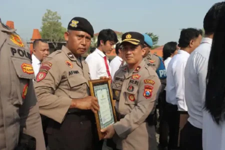 Kapolres Mojokerto beri penghargaan tim K-9 Polda Jatim yang bantu ungkap kasus mutilasi Pacet hanya dalam waktu kurang dari 24 jam.