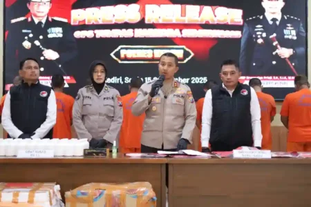 Polres Kediri berhasil mengungkap 14 kasus narkoba dan okerbaya dalam Operasi Tumpas Narkoba 2025, amankan 16 tersangka dan ribuan barang bukti.