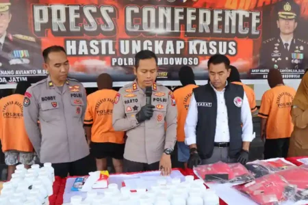 Operasi Tumpas Narkoba Semeru 2025, Polres Bondowoso Ungkap 9 Kasus dan Amankan 11 Tersangka Polres Bondowoso amankan 11 tersangka, 10,93 gram sabu dan 241.000 butir okerbaya dalam Operasi Tumpas Narkoba Semeru 2025 selama dua pekan.