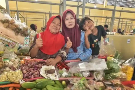 Pertumbuhan ekonomi Surabaya capai 5,24 persen. Pasar tradisional jadi penggerak utama, Pemkot gencar lakukan revitalisasi untuk tingkatkan daya saing.