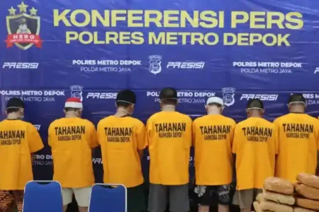 Polres Metro Depok Ungkap 78 Kg Ganja, Enam Tersangka Diamankan Satresnarkoba Polres Metro Depok bongkar peredaran 78 kg ganja. Enam tersangka diamankan dengan peran berbeda, dari bandar hingga kurir.