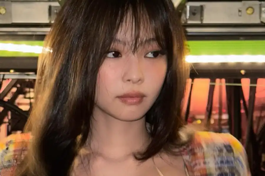 Gaya Y2K Kembali Bersinar, Jennie BLACKPINK Jadi Ikon Low-Rise Fashion Jennie Blackpink, ikon k-pop dan fashion yang kerap sodorkan gaya baru (foto: instagram @jennierubyjane)
