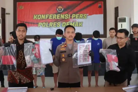 Polres Demak Bongkar Sindikat Uang Palsu Keluarga, Ribuan Lembar Disita Polres Demak ungkap sindikat uang palsu satu keluarga. Ribuan lembar disita, pelaku utama residivis. Terancam 15 tahun penjara dan denda Rp50 miliar.