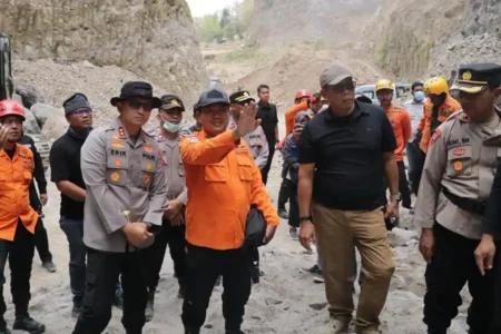 Kapolres Magetan Raden Erik Bangun Prakasa meninjau proses pencarian korban longsor di area tambang galian C PT Anugrah Karya Pasti, Desa Trosono, Kecamatan Parang, Kabupaten Magetan, Minggu (28/9/2025)