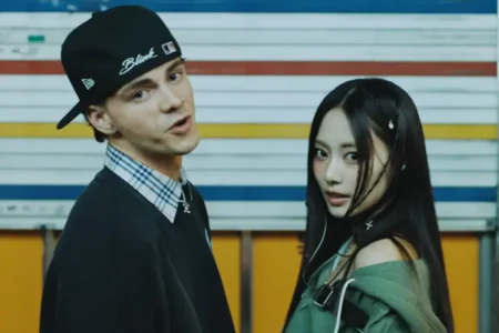 Tzuyu TWICE Rilis Lagu Duet Blink Bareng Corbyn Besson, Eks Why Don’t We Tangkapan layar video musik Corbyn Besson dan TZUYU TWICE, Blink (sumber: Youtube @Corbyn Besson)