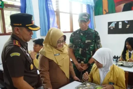 Bupati Magetan tinjau langsung pelaksanaan program Makan Bergizi Gratis di SMPN 1, dukung gizi siswa dan gerakkan ekonomi lokal.