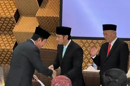 Pemkab Tuban serahkan SK pensiun kepada 100 ASN. Bupati Halindra beri apresiasi dan pesan inspiratif soal makna sejati pengabdian.