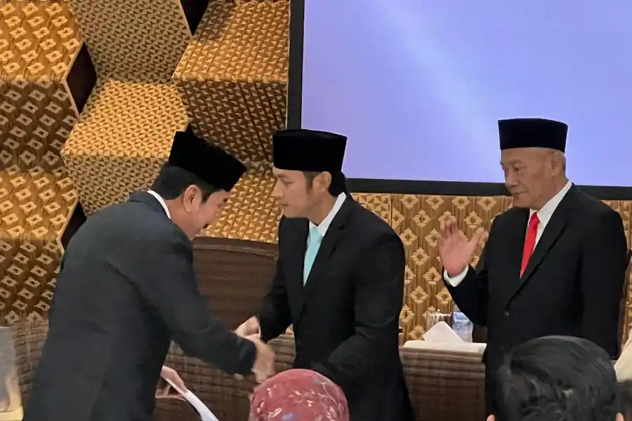 Pemkab Tuban Serahkan SK Pensiun kepada 100 ASN, Bupati: Pengabdian Tak Pernah Berakhir Pemkab Tuban serahkan SK pensiun kepada 100 ASN. Bupati Halindra beri apresiasi dan pesan inspiratif soal makna sejati pengabdian.