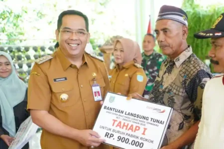 Pemkot Probolinggo salurkan BLT DBHCHT tahap I Rp900 ribu untuk 3.708 warga, dorong kesejahteraan dan modal usaha masyarakat.