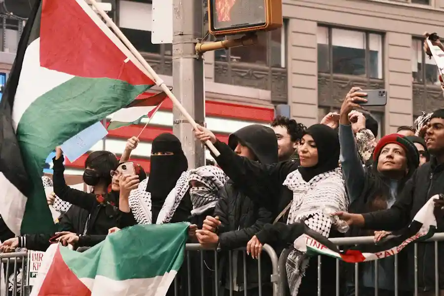 UEFA dan FIFA Belum Bahas Sanksi untuk Israel di Kompetisi Sepak Bola Aksi unjuk rasa dukungan untuk palestina (arsip foto: Hugo Breyer/unsplash)