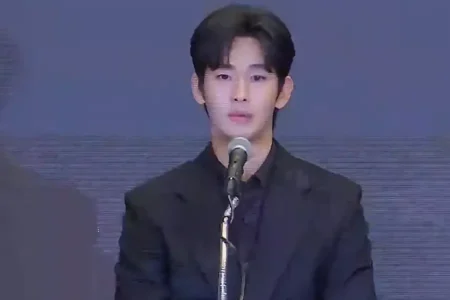 Kim Soo-hyun saat menghadiri konferensi pers
