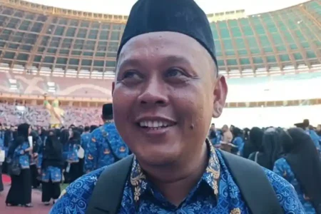Elsa Putra Oktoria, salah satu tenaga honorer yang kini mengantungi SK