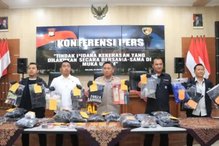 Polres Malang tetapkan 21 tersangka kasus perusakan kantor polisi, termasuk 6 anak di bawah umur. Aksi dipicu provokasi media sosial.
