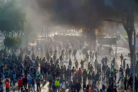 Kepala BIN Pastikan Situasi Nasional Aman Usai Kericuhan di Sejumlah Kota Gelombang demontrasi di Surabaya. (foto: Roesdan Suriansyah/Beritajatim.com)