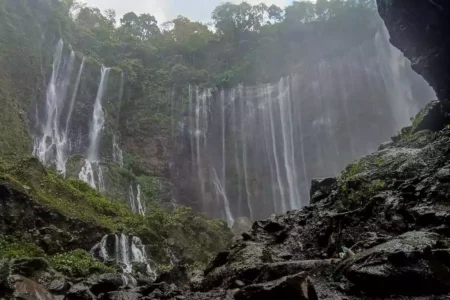 Pesona air terjun Tumpak Sewu Lumajang. [Hasbi/Beritajatim.id]