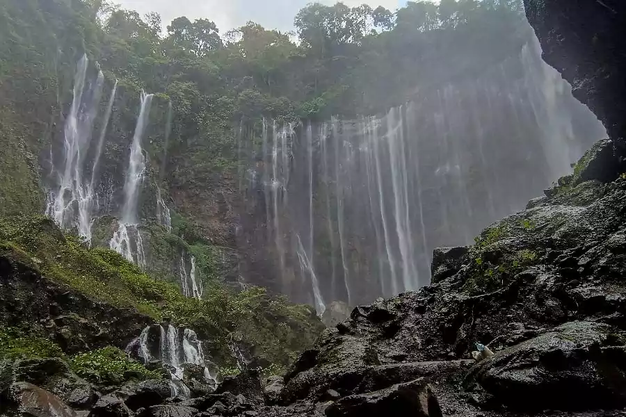Pesona air terjun Tumpak Sewu Lumajang. [Hasbi/Beritajatim.id]