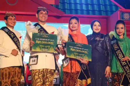 Grand Final Cak dan Ning Surabaya 2025 lahirkan duta wisata baru dengan tema "The Soul of Collaboration". Siap promosikan budaya & ekonomi kreatif.