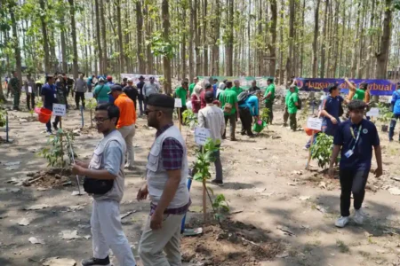 BPBD Jawa Timur menanam 4.075 pohon produktif di Mojokerto dalam rangka PRB 2025 guna mendukung mitigasi bencana dan ketahanan lingkungan.