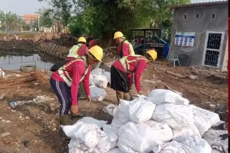 Pemkot Surabaya melalui BPBD gelar simulasi di 26 titik untuk antisipasi cuaca ekstrem dan tingkatkan kesiapsiagaan penanganan darurat.