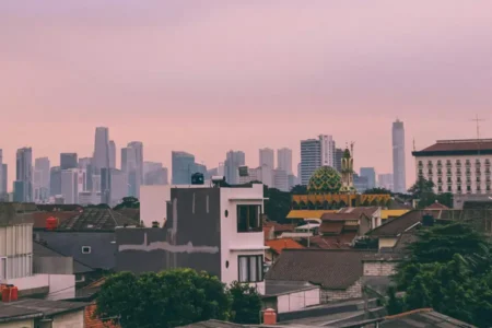 BMKG sebut suhu panas ekstrem hingga 37,6°C akibat gerak semu matahari dan Monsun Australia. Diprakirakan bertahan hingga awal November 2025.