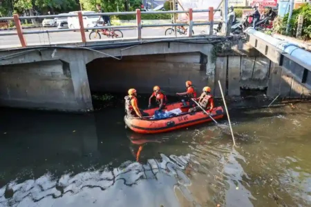 Semburan di Sungai Rungkut Surabaya dipastikan bukan fenomena alam. ITS dan PGN tegaskan penyebabnya adalah kebocoran pipa gas. Warga diminta tetap tenang.