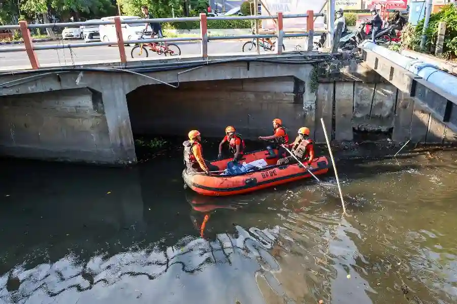 Semburan di Sungai Rungkut Surabaya Dipastikan Akibat Kebocoran Pipa Gas, Bukan Fenomena Alam Semburan di Sungai Rungkut Surabaya dipastikan bukan fenomena alam. ITS dan PGN tegaskan penyebabnya adalah kebocoran pipa gas. Warga diminta tetap tenang.