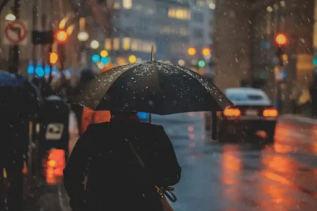 Ilustrasi hujan di tengah kota (foto: Osman Rana/unsplash)