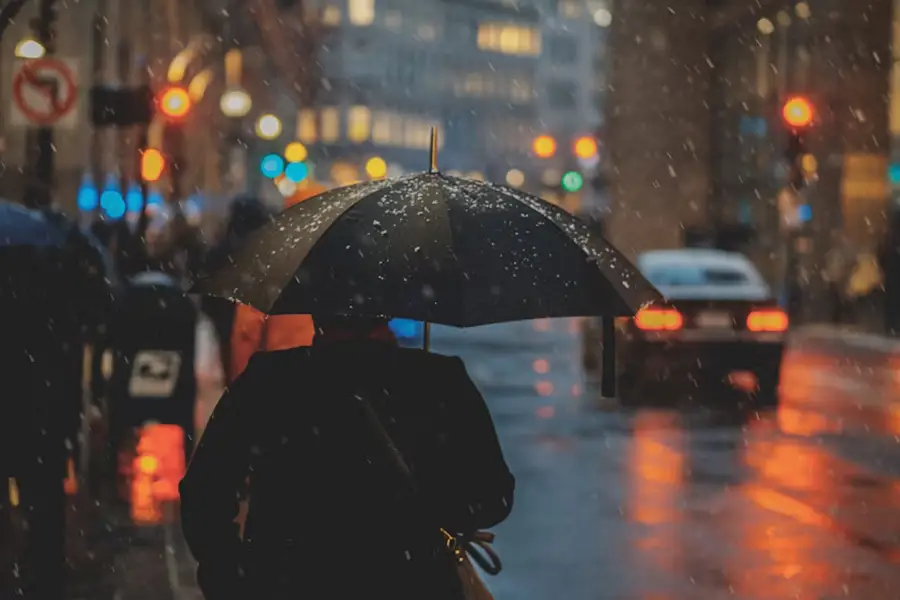 BMKG Peringatkan Cuaca Ekstrem di Jawa Timur hingga 29 Oktober 2025, 32 Wilayah Terdampak Ilustrasi hujan di tengah kota (foto: Osman Rana/unsplash)