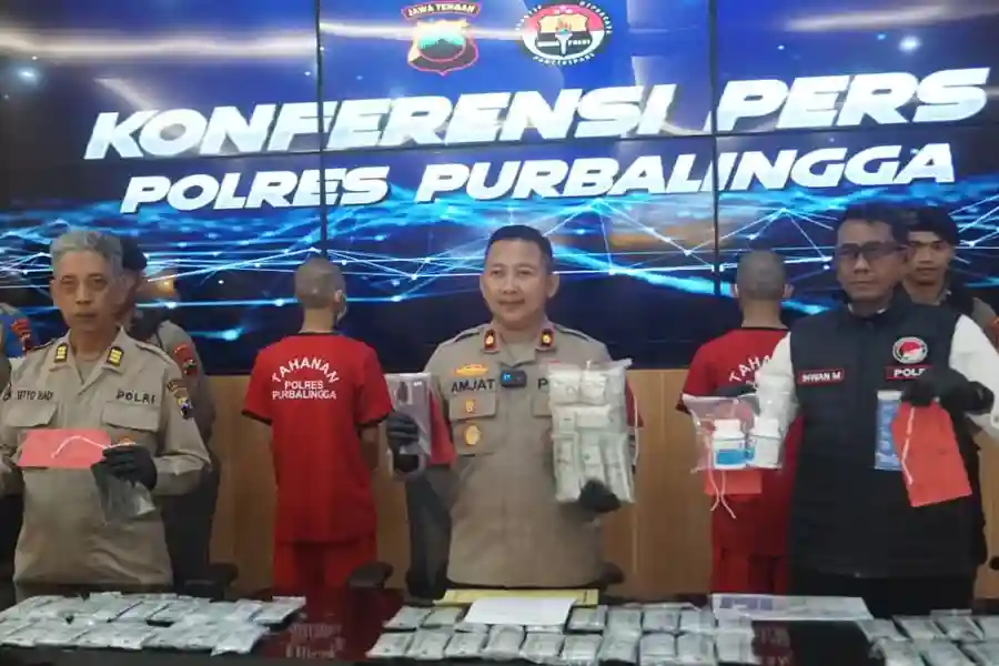 Polres Purbalingga Tangkap Dua Pengedar Bawa 11 Ribu Butir Obat Terlarang, Diduga dari Jakarta Polres Purbalingga menangkap dua pengedar dengan 11 ribu butir obat terlarang jenis Tramadol, Hexymer, dan Alprazolam. Ini kronologinya.