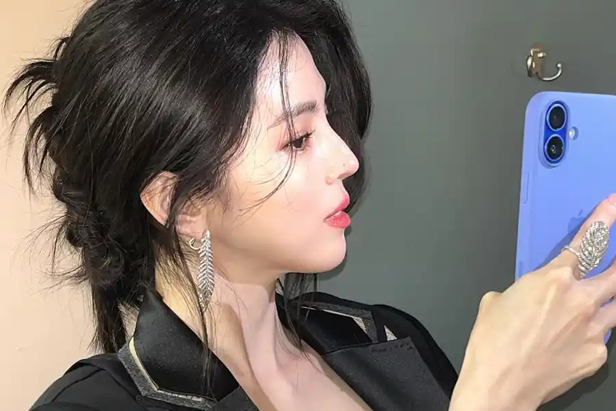 Han So-hee Dituding Berpolitik karena Like Unggahan Politisi di Instagram, Agensi Lakukan Klarifikasi Han So-hee (sumber foto: instagram @xeesoxee)