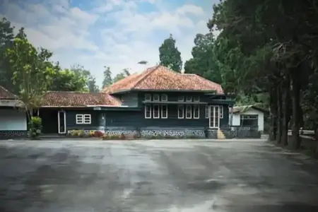 Pesanggrahan Ngeksiganda: Saksi Bisu Perundingan KTN dan Warisan Bersejarah Kasultanan Yogyakarta Bangunan utama Pasanggrahan Ngeksiganda, Yogyakarta