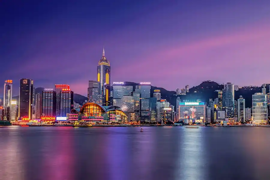 5 Kawasan Wisata Hong Kong yang Wajib Dikunjungi, Tak Hanya Belanja dan Sentra Kuliner! Salah satu sudut Hong Kong yang menawarkan panorama dengan paduan alam dan bangunan modern (foto: Man Fong Wong/pexels)