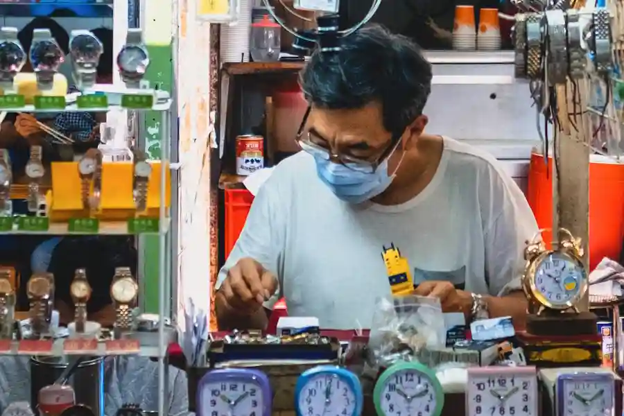 Pedagang di Distrik Wan Chai (foto: Chapman Chow/unsplash)