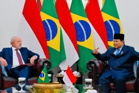 Presiden RI Prabowo Subianto bersama Presiden Republik Federasi Brasil Luiz Inácio Lula da Silva di Istana Merdeka (foto: Dok BPMI Setpres)